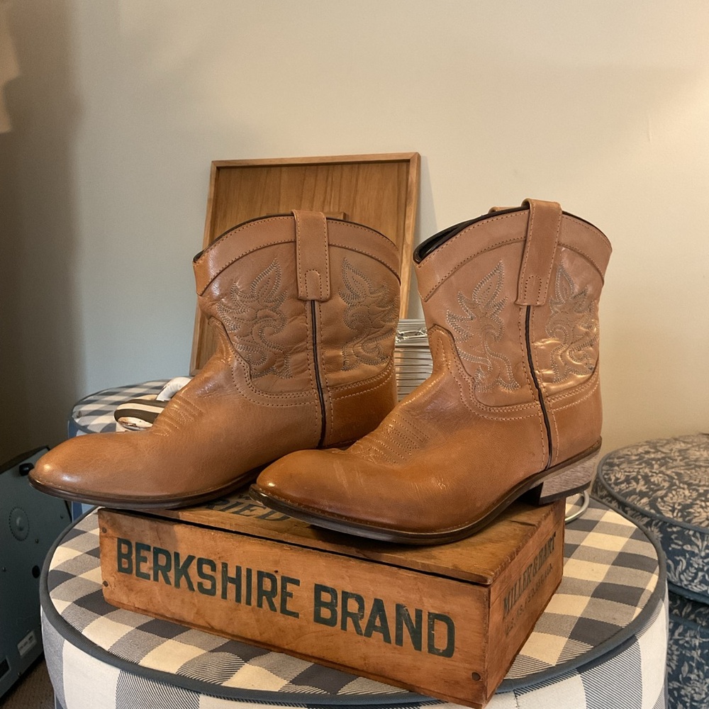 Dingo Antique Tan Leather Western Ankle Booties Size 9M 👢